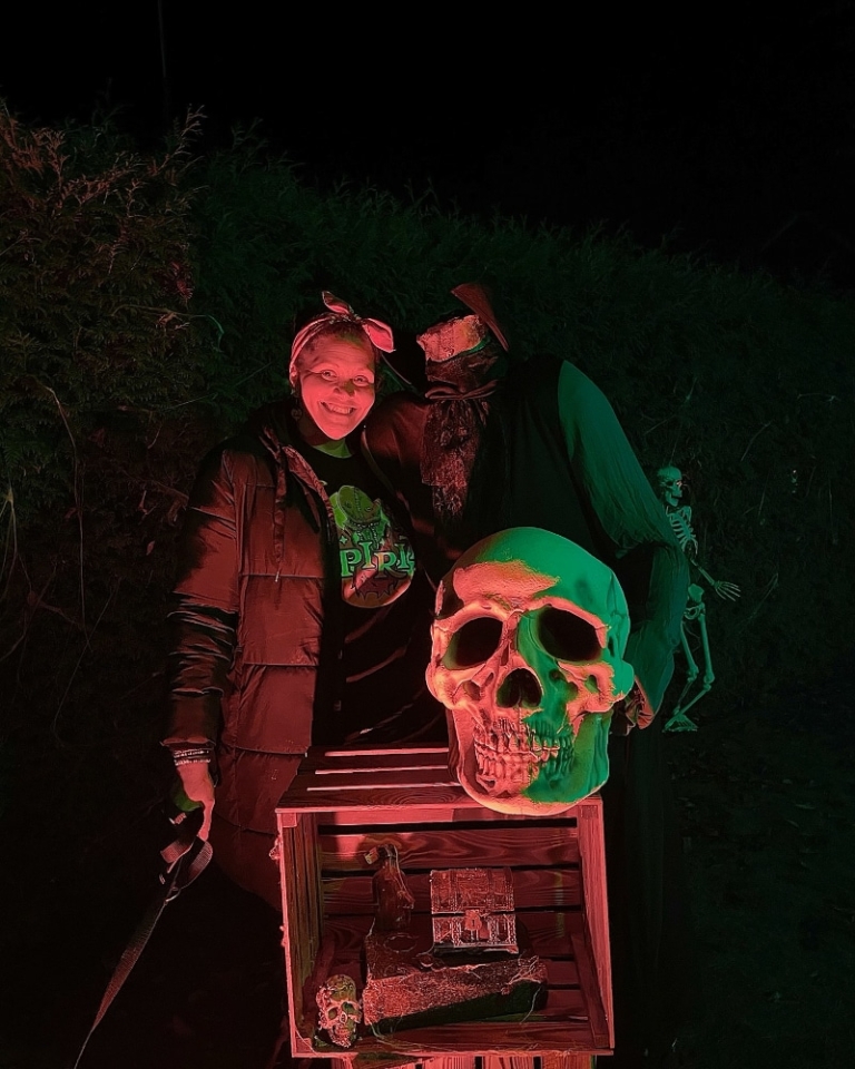 vb30 Halloween-Haus - Besucherin mit Kopflosem Mann