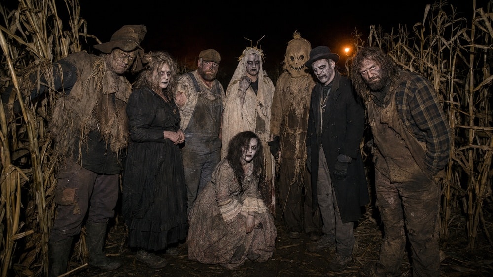 Gruppenfoto von Erschreckern in einem Maislabyrinth